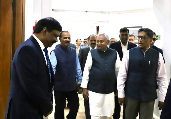 निरीक्षण के दौरान नीतीश कुमार ने मुख्य सचिव कोषांग, मंत्रिमंडल कक्ष, वित्त मंत्री का कार्यालय, अतिथि कक्ष सहित मुख्य सचिवालय के विभिन्न विभागों की व्यवस्थाओं और कार्य पद्धति की जानकारी ली.