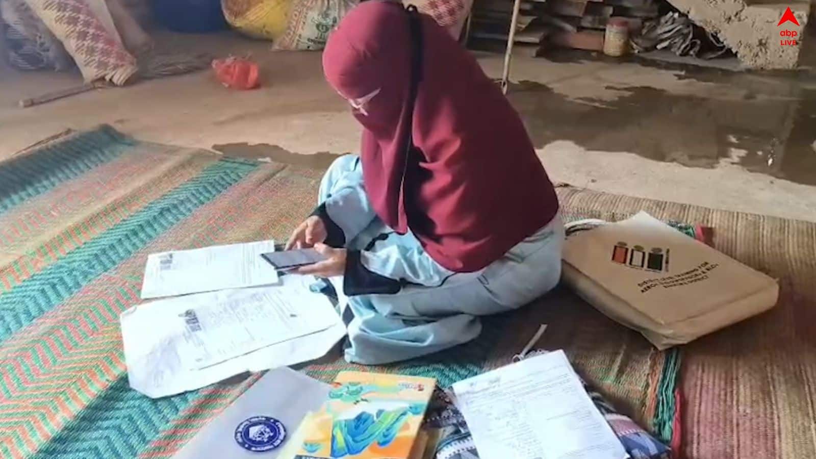 Bengal SIR Row: এক পা নিয়েই, বাড়ি বাড়ি ঘুরে SIR-এর ৯৯ শতাংশ কাজ সেরে ফেলেছেন বাঁকুড়ার বিষ্ণুপুরের BLO ! 'কষ্ট হয়, কিন্তু মানুষের পাশে দাঁড়াতে হবে আমাকে..