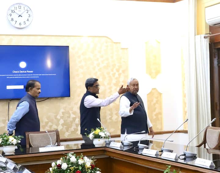 शुक्रवार (28 नवंबर, 2025) को मुख्यमंत्री ने मुख्य सचिवालय के विभिन्न विभागों का निरीक्षण किया. अचानक विभागों में पहुंचने से अधिकारियों और कर्मियों में खलबली मच गई.