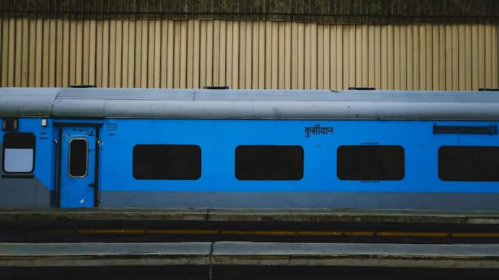 एक साधारण एक्सप्रेस ट्रेन की कुल लागत 70 से 80 करोड़ रुपये के बीच पहुंच जाती है. अब सवाल है कि एक ट्रेन चलने के बाद रेलवे उससे कितनी कमाई करता है? दरअसल रेलवे की कमाई कई हिस्सों से मिलती है, जैसे- मालगाड़ियां, यात्री टिकट, पार्सल, स्क्रैप बिक्री और स्टेशन सेवाएं.