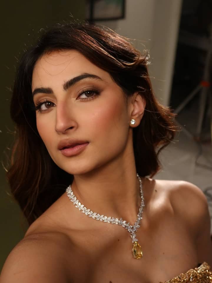 सोशल मीडिया पर वायरल हो रही इन तस्वीरों में पलक तिवारी स्ट्रैपलेस गोल्डन शिमरी गाऊन में नजर आ रही हैं. अलग-अलग पोज में अपनी इन तस्वीरों को शेयर करते हुए एक्ट्रेस ने अपनी लीन फिगर को परफेक्टली फ्लॉन्ट किया है.