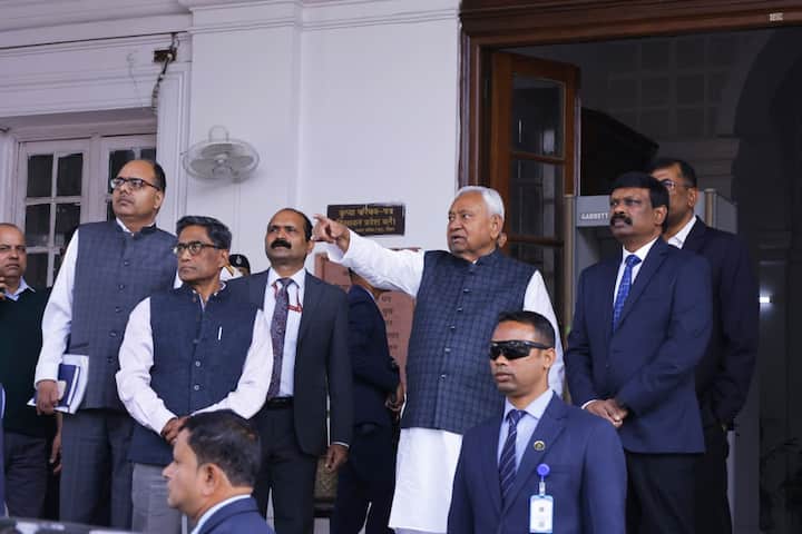 मुख्यमंत्री ने अधिकारियों को निर्देश दिया कि सभी लोग समय पर कार्यालय आएं और बेहतर ढंग से कार्य का निष्पादन करें. कार्यालय में अनुशासित रहकर पूरी संवेदनशीलता के साथ सभी काम करें ताकि कार्यों को ससमय पूर्ण किया जा सके.