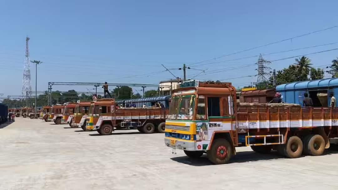 மேற்கு வங்க மாநிலத்தில் இருந்து தஞ்சைக்கு வந்த 20 லட்சம் சாக்குகள்