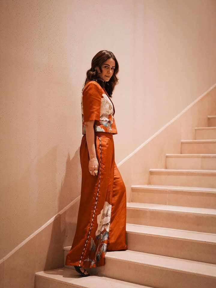 इस फोटो में एक्ट्रेस काफी कॉन्फिडेंस में पोज दे रही हैं. उनके लुक की बात करे तो उन्होंने कॉर्डसेट पहना है, जिसमें वो काफी खूबसूरत दिख रही हैं.