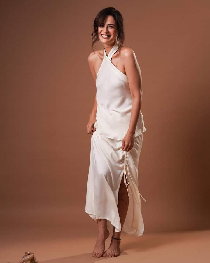 इस फोटो में एक्ट्रेस व्हाइट कलर की ड्रेस पहने नजर आ रही हैं. उनकी ये स्माइल और नेचुरल ब्यूटी उन्हें सबसे अलग बना रही है.