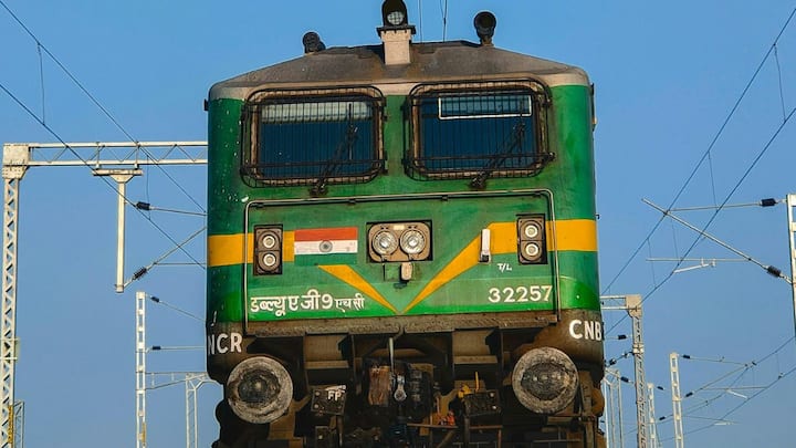 यानी एक कोच की कुल लागत 3 करोड़ रुपये के आसपास पहुंच जाती है. देश में बनी वंदे भारत ट्रेन भारत की सबसे आधुनिक और तेज ट्रेनों में गिनी जाती है. 16 कोच और दो ड्राइविंग कारों वाले एक वंदे भारत ट्रेन सेट को बनाने में 110 से 120 करोड़ रुपये लगते हैं. टेक्नोलॉजी, एयरोडायनेमिक डिजाइन, उन्नत ब्रेक सिस्टम और हाई-स्पीड क्षमताओं के कारण इसकी लागत कई गुना बढ़ जाती है.