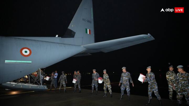 प्रधानमंत्री मोदी ने एक्स पर संदेश जारी करते हुए दितवाह तूफान में जान गंवाने वालों के प्रति गहरी संवेदना व्यक्त की और प्रभावित परिवारों की सुरक्षा एवं जल्द पुनर्वास की कामना की. उन्होंने बताया कि भारत ने ‘नेबरहुड फर्स्ट’ नीति और ‘विजन SAGAR’ (Security and Growth for All in the Region) के तहत तुरंत राहत सामग्री और आवश्यक सहायता भेजी है.