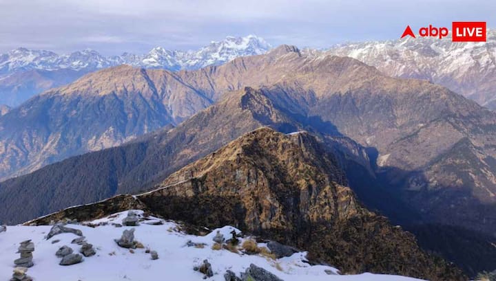 चोपता उन जगहों में से एक है जहां प्रकृति आपको एकदम करीब महसूस होती है. जनवरी में यहां बर्फबारी और ट्रेकिंग दोनों का मजा मिलता है. सस्ती जीप और बसें ऋषिकेश व हरिद्वार से आसानी से मिल जाती हैं. टेंट में ठहरना यहां का सबसे रोमांचक और बजट-फ्रेंडली एक्सपीरियंस है.