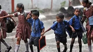 Cyclone Ditwah: கொட்டித் தீர்க்கும் கனமழை.. தமிழ்நாட்டில் எங்கெல்லாம் பள்ளி, கல்லூரி விடுமுறை?