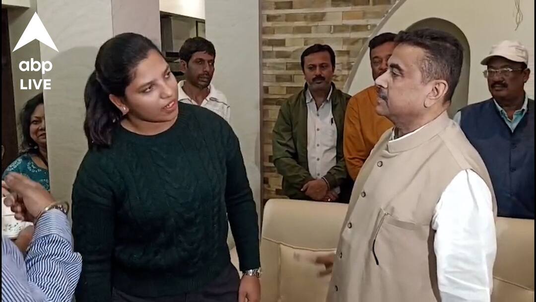 Suvendu Adhikari Meets Richa Ghosh Indian World Cup winning team cricketer BJP opposition leader Suvendu Adhikari Meets Richa Ghosh: উপহার নিয়ে রিচা ঘোষের শিলিগুড়ির বাড়িতে হাজির শুভেন্দু অধিকারী, কী কী দিলেন বিশ্বকাপজয়ীকে?