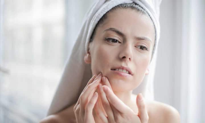 चेहरे पर लिवर खराब होने का सबसे साफ और पहला लक्षण पीलिया होता है. जब खून में बिलीरुबिन जमा होने लगता है तो स्किन और आंखों का सफेद हिस्सा धीरे-धीरे पीला दिखने लगता है. इस बदलाव को कई बार लोग सामान्य थकान या कमजोरी समझकर नजरअंदाज कर देते हैं जबकि यह सीधा लिवर फंक्शन खराब होने का संकेत हो सकता है.