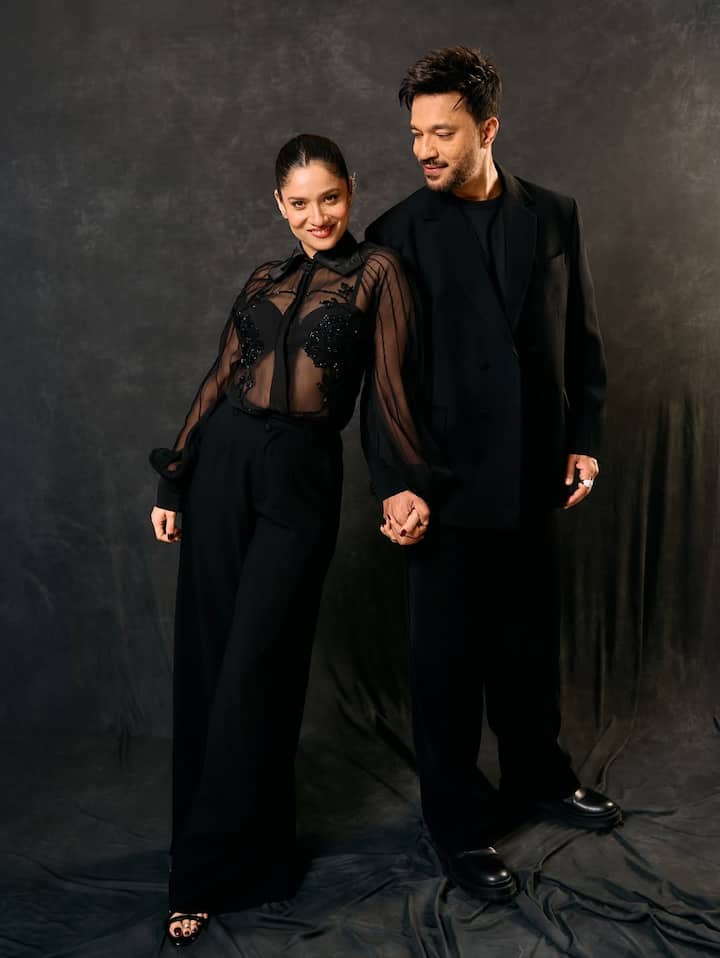 वहीं विक्की ने वाइफ से मैच करते हुए ब्लैक कलर का सूट पहना है. जिसमें को काफी हैंडसम भी लग रहे हैं.