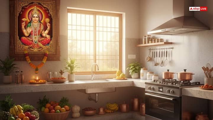 धार्मिक परंपरा के अनुसार रसोईघर में मां अन्नपूर्णा की तस्वीर लगाना शुभ माना जाता है. मान्यता है कि मां अन्नपूर्णा की आशीर्वाद से घर का भंडार कभी खाली नहीं रहता है और घर के सभी सदस्यों को पूरा भोजन प्राप्त होता है.