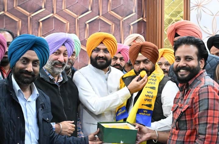 ਜਦੋਂ ਸਾਬਕਾ ਜ਼ਿਲ੍ਹਾ ਪ੍ਰੀਸ਼ਦ ਮੈਂਬਰ ਗੁਰਦੀਪ ਸਿੰਘ ਨੀਤੂ ਆਪਣੇ ਸਾਥੀਆਂ ਸਮੇਤ ਅਕਾਲੀ ਦਲ ਛੱਡ ਕੇ ਪੰਜਾਬ ਦੇ ਕੈਬਨਿਟ ਮੰਤਰੀ ਤਰੁਣਪ੍ਰੀਤ ਸੋਂਧ ਦੀ ਮੌਜੂਦਗੀ ਵਿੱਚ ਆਮ ਆਦਮੀ ਪਾਰਟੀ ਵਿੱਚ ਸ਼ਾਮਲ ਹੋ ਗਏ।