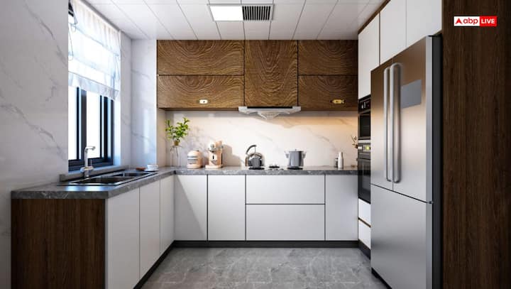 वास्तु शास्त्र के अनुसार, घर के दक्षिण-पूर्व (आग्नेय कोण) दिशा में रसोईघर बनवाना शुभ माना जाता है. ऐसा करने से घर में कभी अन्न की कमी का सामना नहीं करना पड़ता है. अगर किसी कारण इस दिशा में रसोईघर नहीं बनवा सकते, तो ऐसे में घर के उत्तर-पश्चिम कोने में भी रसोई घर बनवा सकते हैं.