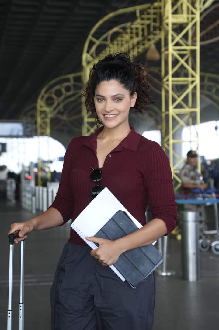 एक्ट्रेस ने ब्लैक ट्राउजर और मरून टॉप कैरी किया था जिसमें को काफी खूबसूरत दिख रही थी.