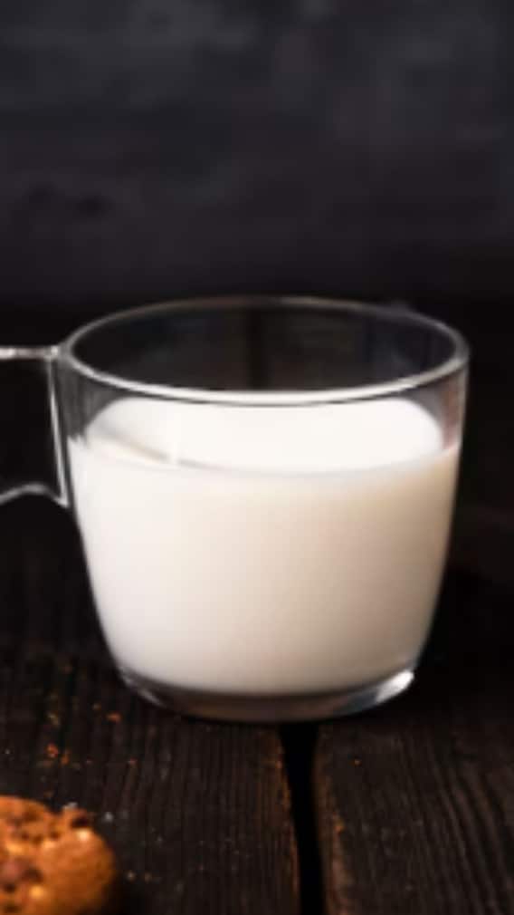 রাতে ঘুমানোর আগে গরম দুধে চুমুক, কত উপকারী জানেন?