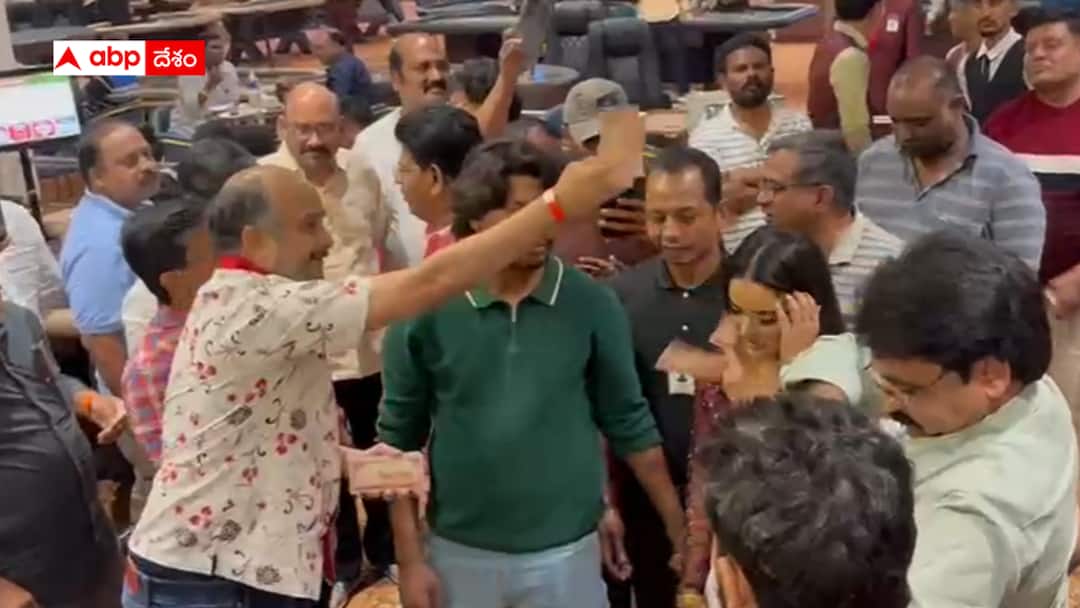 Machavaram police file case against YCP Legal Cell lawyer Venkatesh Sharma Viral Videos YCP Legal cell  leader: వైసీపీ లాయరే కానీ మంచి కళాకారుడు - నోట్ల కట్టల డాన్సులు - అమ్మాయిలపై వెదజల్లుడు  !