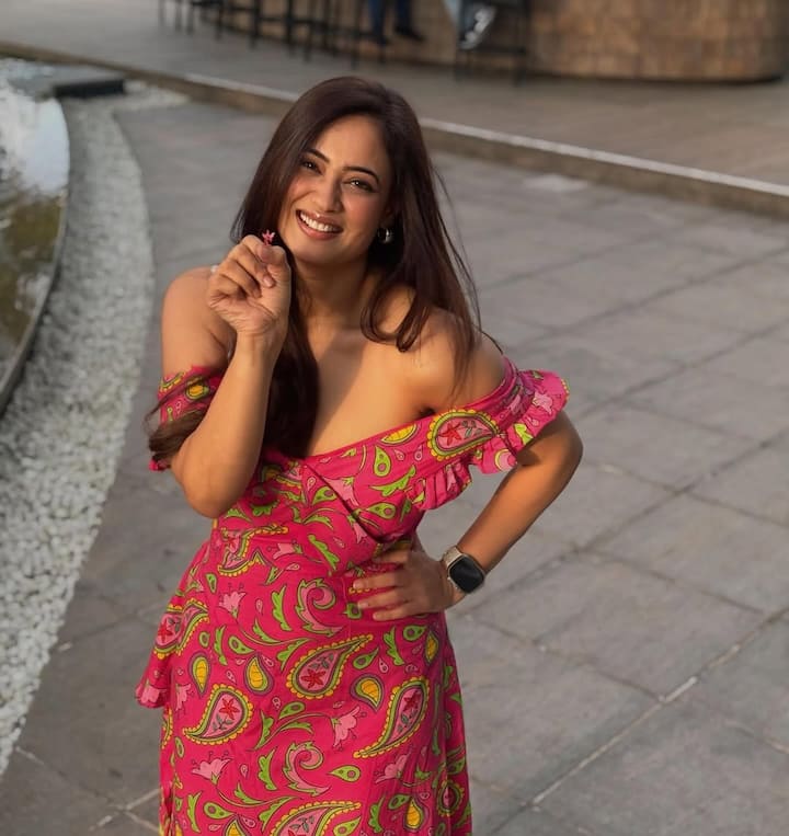 श्वेता की तस्वीरों पर कमेंट कर कुछ यूजर्स अलग-अलग रिएक्शन दे रहे हैं. एक ने लिखा, ’आपकी ब्यूटी का राज क्या है..’ दूसरे ने पूछा – ‘आप जवान कैसे होती जा रही हैं..’