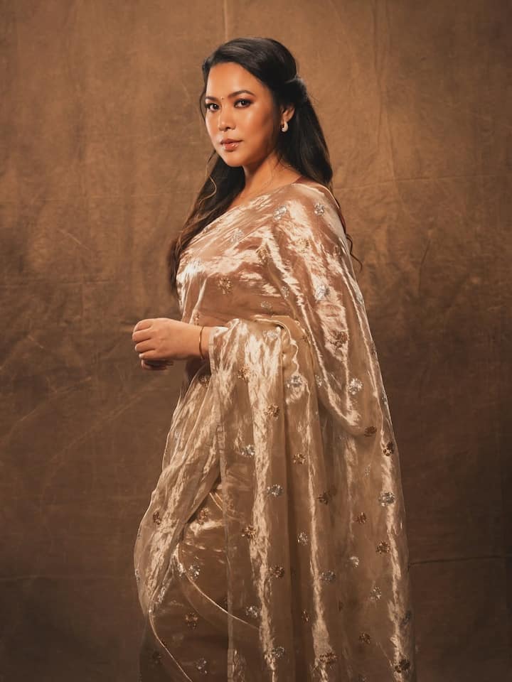 Here the actress is sometimes seen wreaking havoc in saree and sometimes in western dress. Lynn is giving queenly vibes in this photo.