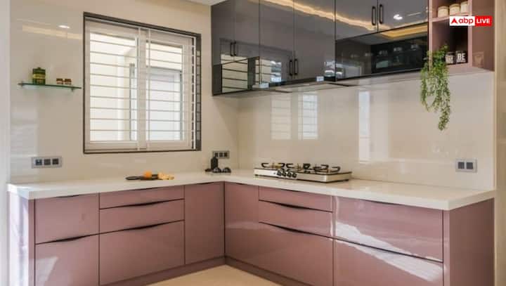 वास्तु के अनुसार, उत्तर-पूर्व, दक्षिण-पश्चिम या फिर घर के केंद्र में रसोई बनवाने से बचें, क्योंकि इससे आपको वास्तु दोष का सामना करना पड़ सकता है. और इसका प्रभाव भोजन पकाने वाले के साथ साथ पूरे परिवार पर भी पड़ सकता है.