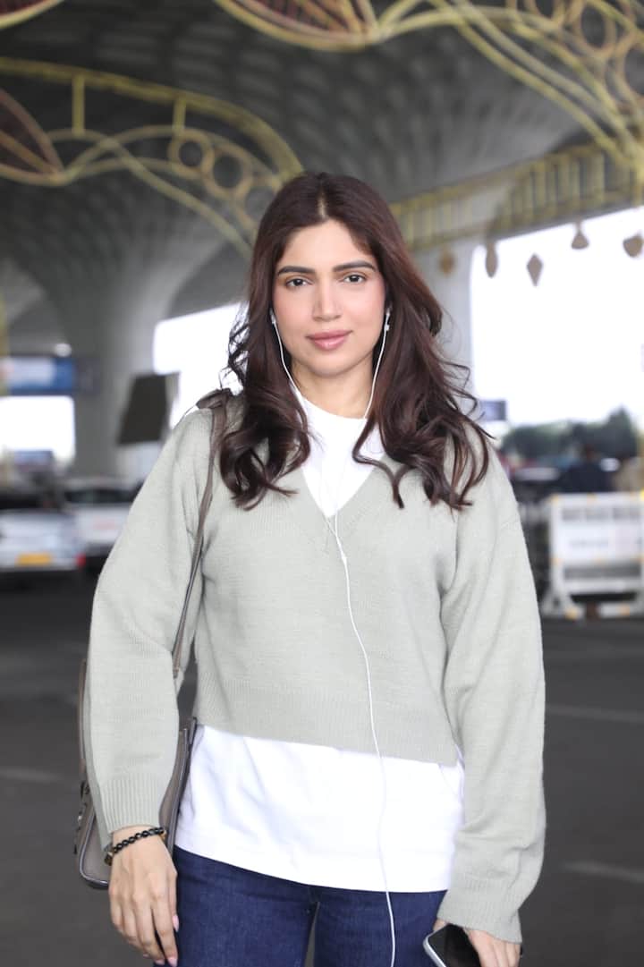 एक्ट्रेस के लुक की बात करें तो उन्होंने डेनिम के साथ स्वेटर कैरी किया था. उनका ये लुक काफी स्टाइलिश दिख रहा था.