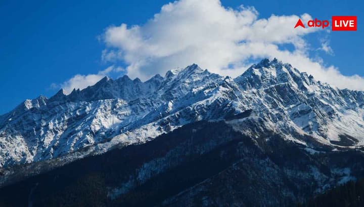 मसूरी का मौसम जनवरी में किसी जन्नत से कम नहीं लगता है. बर्फ से ढकी सड़कों पर घूमना बेहद शांत और रोमांचक एक्सपिरियंस देता है. यहां आप केम्प्टी फॉल्स, कंपनी गार्डन, मॉल रोड, लेक मिस्ट और मॉस्सी फॉल्स घूम सकते हैं. बजट में रहने के लिए यहां बहुत से किफायती होटल और होमस्टे अवेलेबल हैं.