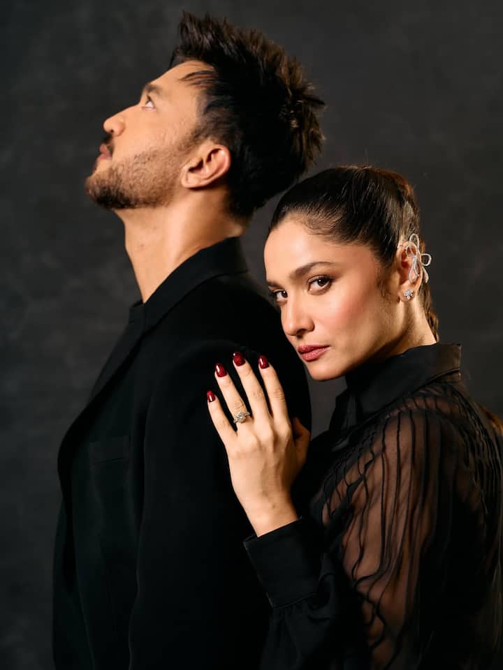 इन तस्वीरों में विक्की और अंकिता ने ब्लैक आउटफिट में ट्विंनिग की है. अंकिता ने ब्रालेट संग ट्रांसपेरेंट शर्ट और ब्लैक पेंट पहनी है.