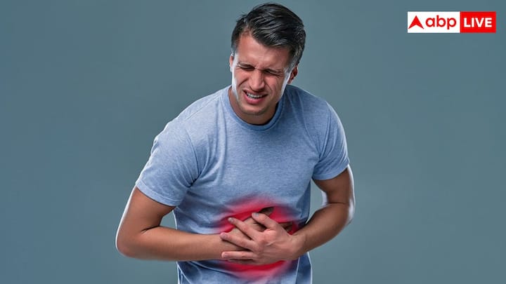 चेहरे पर लिवर खराब होने का सबसे साफ और पहला लक्षण पीलिया होता है. जब खून में बिलीरुबिन जमा होने लगता है तो स्किन और आंखों का सफेद हिस्सा धीरे-धीरे पीला दिखने लगता है.