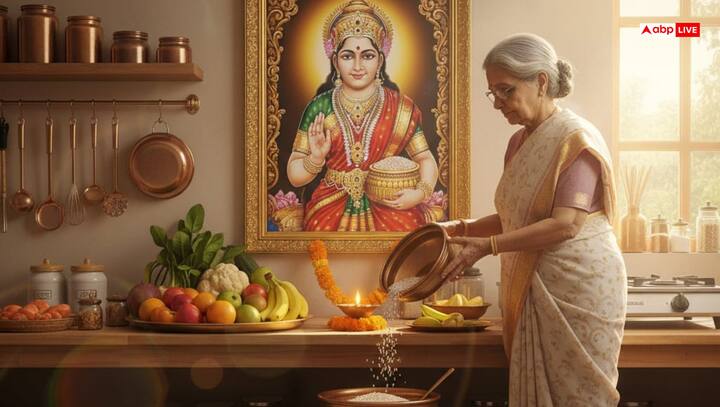 वास्तु के अनुसार, अन्न भंडार के खाली हो चुके ड्रम, कन्नस्तर, डिब्बे, बर्तन को कभी खाली नहीं रखना चाहिए, उनमें थोड़ा बहुत अन्न जरूर रखना चाहिए. आपने अक्सर बड़े बुजुर्गों को ये कहते सुना होगा कि अनाज के बर्तन कभी भी खाली नहीं रखने चाहिए इससे बरकत खत्म हो जाती है.