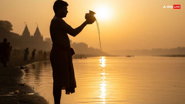 इसके साथ-साथ सुबह सूर्य को जल अर्पित करना और हनुमान चालीसा का पाठ करना अत्यंत लाभकारी माना गया है. यह व्यक्ति में साहस, आत्मविश्वास और नेतृत्व क्षमता को बढ़ाता है. जब व्यवहार और निर्णय लेने की क्षमता मजबूत होती है, तो नौकरी में पहचान और तरक्की के अवसर भी अपने आप बढ़ जाते हैं.