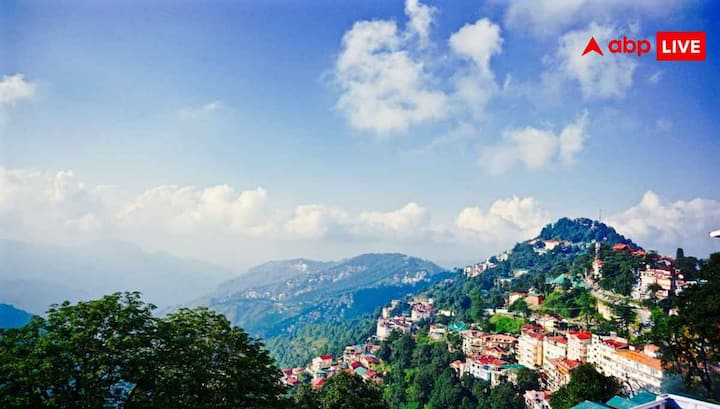 शिमला भारत का सबसे फेमस हिल स्टेशन है और सर्दियों में इसका जादू अलग ही होता है. कुफरी में जनवरी में जबरदस्त बर्फबारी होती है. चंडीगढ़ और दिल्ली से शिमला तक बस या ट्रेन आसानी से मिल जाती है. कालका से शिमला तक की टॉय ट्रेन इस सफर को और खास बनाती है. शिमला के आसपास के गांवों में रह कर आप खर्च कम कर सकते हैं.