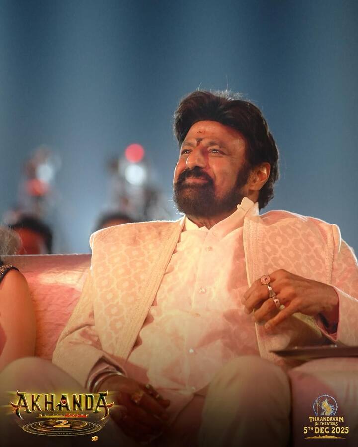 తాను పాదరసం లాంటి వాడిని, ఎందులోకి వెళ్తే ఆ ఆకారం సంతరించుకుంటానని... నటుడిగా, క్యాన్సర్ హాస్పిటల్ చైర్మన్ గా, హిందూపురం ఎమ్మెల్యేగా పని చేయగలుగుతున్నానంటే అదంతా భగవంతుడు, తన తల్లిదండ్రులు ఆశీస్సులు అని బాలకృష్ణ తెలిపారు.