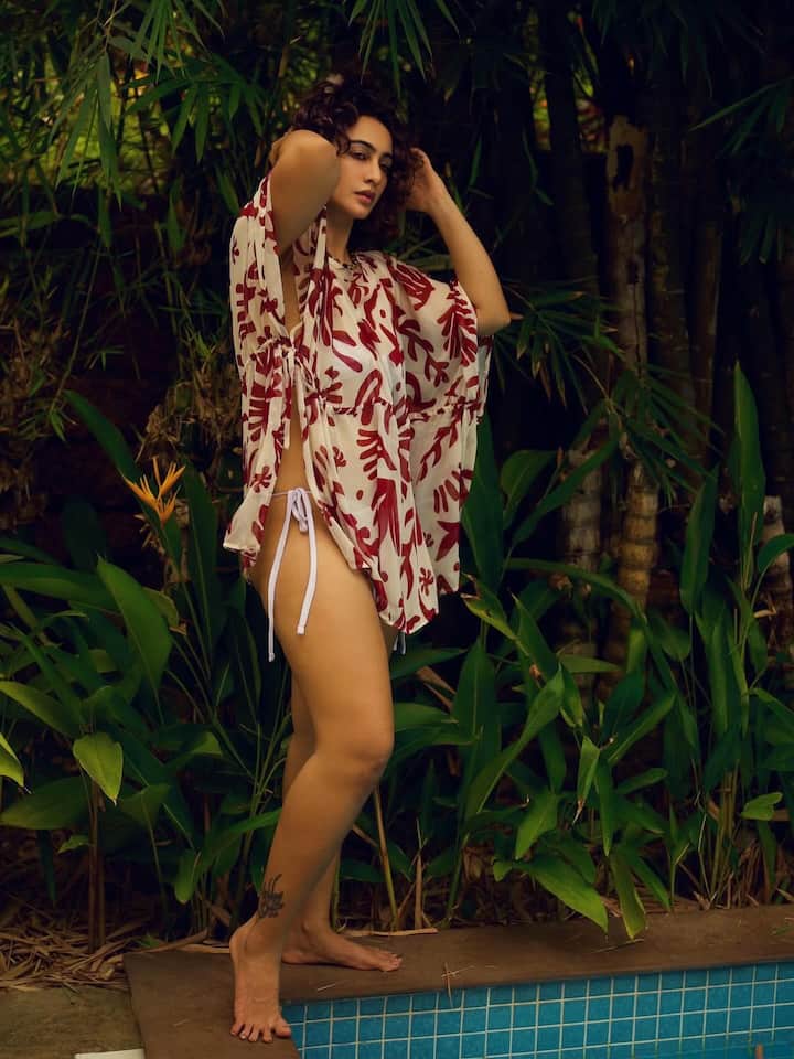 इंस्टाग्राम पर शेयर की गई अपनी लेटेस्ट तस्वीरों में मेघा शुक्ला बेहद बोल्ड अंदाज में नजर आ रही हैं और फैन्स उनके इस लुक पर दीवाने हो रहे हैं।