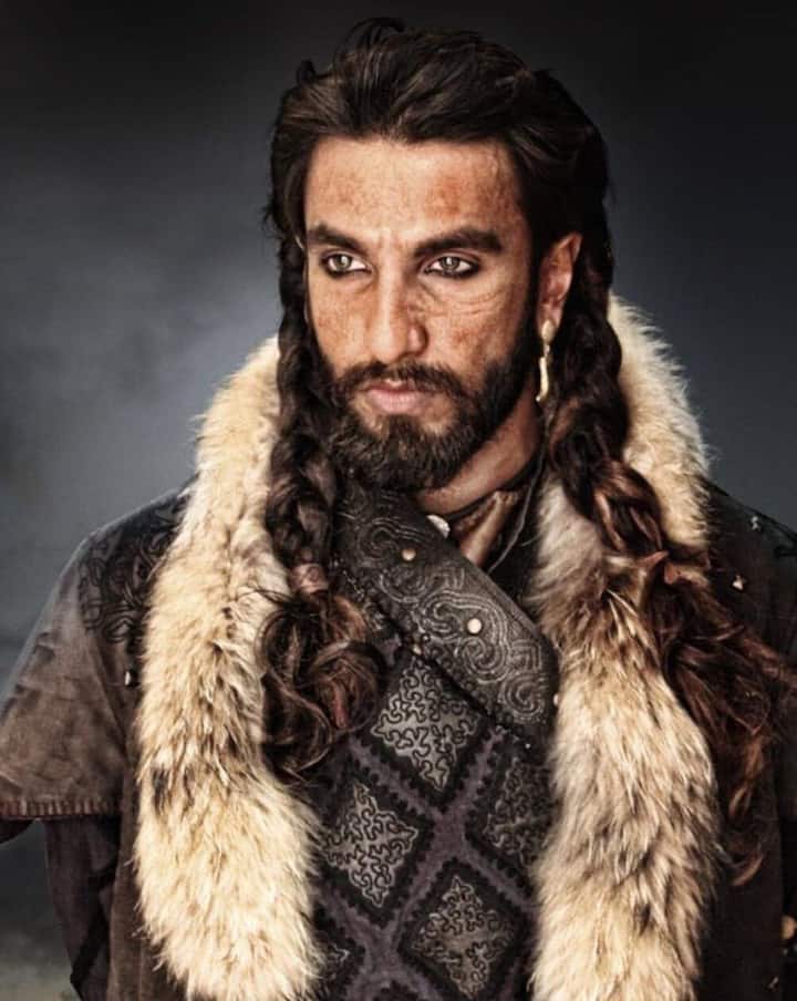 2018 में रिलीज हुई 'पद्मावत' में रणवीर सिंह के साथ दीपिका पादुकोण और शाहिद कपूर लीड रोल में थे.इस फिल्म को संजय लीला भंसाली ने डायरेक्ट किया है. आप रणवीर सिंह की इस ब्लॉकबस्टर फिल्म को प्राइम वीडियो पर एंजॉय कर सकते हैं.