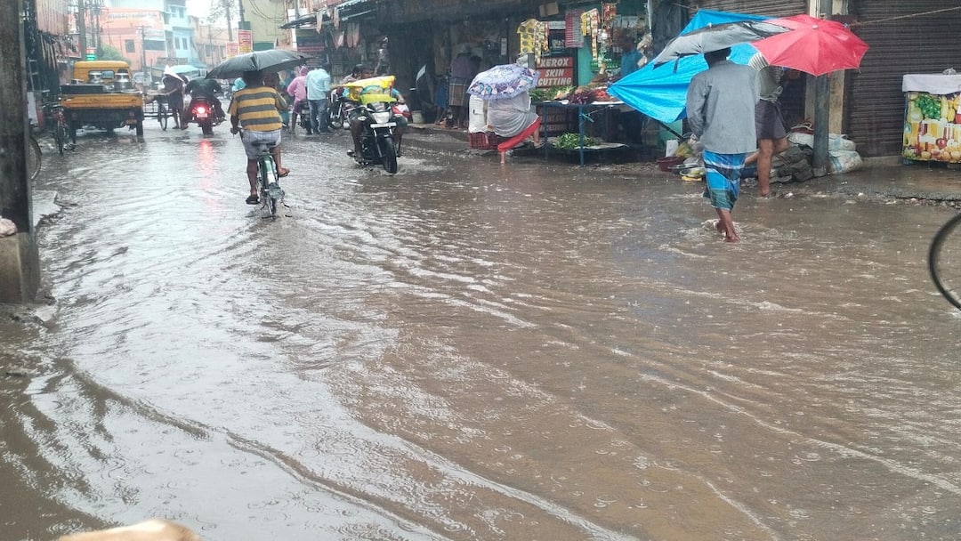 Ditwah Cyclone Update: தஞ்சாவூர் மாவட்டத்தில் அதிகாலை முதல் பெய்து வரும் மழை: அதம்பையில் 38.40 மி.மீட்டர் மழையளவு பதிவு