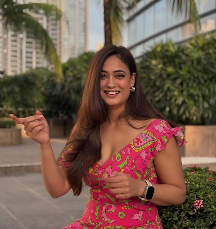 श्वेता तिवारी ने अपने इंस्टाग्राम अकाउंट पर लेटेस्ट फोटोशूट की कई सारी गॉर्जियस फोटोज शेयर की हैं. इनमें एक्ट्रेस वेस्टर्न लुक में कहर ढहाती दिखी.