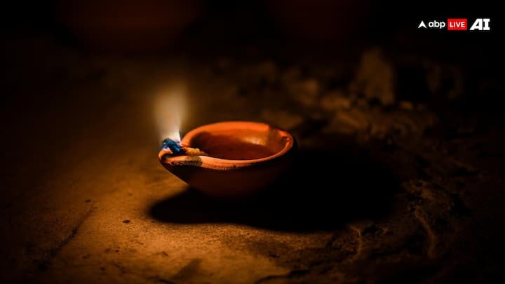 मोक्षदा एकादशी के पावन दिन पर अपने घर के मुख्य द्वार पर आप दीपक जलाकर जरूर रखें. इससे नकारात्मक ऊर्जा का प्रवेश घर के भीतर नहीं होगा. यह दिव्य दीप आपके घर-परिवार के लिए रक्षा कवच की तरह काम करेगा.