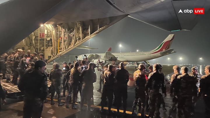 दित्वा तूफान के कारण श्रीलंका में भारी तबाही हुई है. तेज बारिश के कारण आई बाढ़ और भूस्खलन में अब तक 56 लोगों की मौत हो चुकी है. सेना प्रमुख लेफ्टिनेंट जनरल लसंथा रोड्रिगो के अनुसार 20,500 से अधिक सैनिक राहत और बचाव कार्यों में लगे हुए हैं. अब तक 3,490 से ज्यादा लोगों को सुरक्षित निकालकर अन्य स्थानों पर पहुंचाया गया है. श्रीलंका मौसम विभाग ने रविवार तक भारी बारिश जारी रहने का अलर्ट जारी किया है, जिससे राहत कार्य और चुनौतीपूर्ण हो गए हैं.