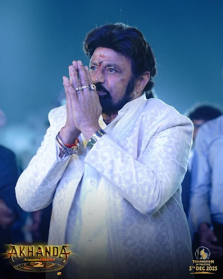 మహా శివుని శక్తి, రుద్ర తాండవ విన్యాసం, సనాతన ధర్మ పరాక్రమాన్ని 'అఖండ 2'లో చూస్తారని బాలకృష్ణ తెలిపారు. సినిమా అద్భుతంగా వచ్చిందని, ప్రేక్షకులు అందరినీ గొప్పగా అలరిస్తుందని ఆయన పేర్కొన్నారు.