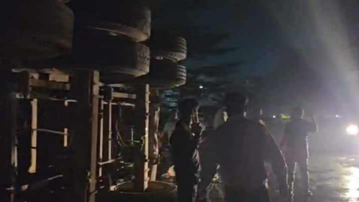 छत्रपती संभाजनगरमधील वाळूज येथील रांजणगाव फाटा परिसरात शुक्रवारी बिअरची वाहतूक करणारा ट्रक उलटला.