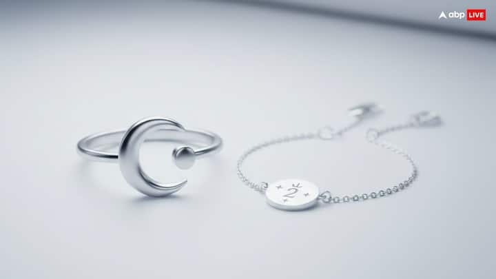 चंद्रमा का धातु चांदी होने के कारण इससे बेहद शुभ माना जाता है. भाग्यांक 2 वाले लोग किसी अनुभवी ज्योतिषी की सलाह लेकर चांदी की अंगूठी या ब्रेसलेट धारण कर सकते हैं. यह न सिर्फ मन को स्थिर करता है, बल्कि नकारात्मक सोच को भी कम करता है, जिससे कार्यक्षेत्र में आपका फोकस और परफॉर्मेंस दोनों बेहतर होते हैं.