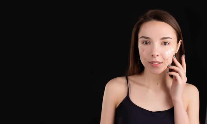 लिवर शरीर के टॉक्सिन को बाहर निकालने का काम करता है. जब यह सही सही तरीके से काम नहीं कर पता तो टॉक्सिन्स शरीर में जमा होने लगते हैं जिसके चलते स्किन पर मुंहासे एक्जिमा और रेशे जैसी समस्याएं बढ़ सकती है. यह बदलाव खासकर उन लोगों में देखा जाता है जिनका लिवर डिटॉक्स सिस्टम कमजोर होने लगता है.