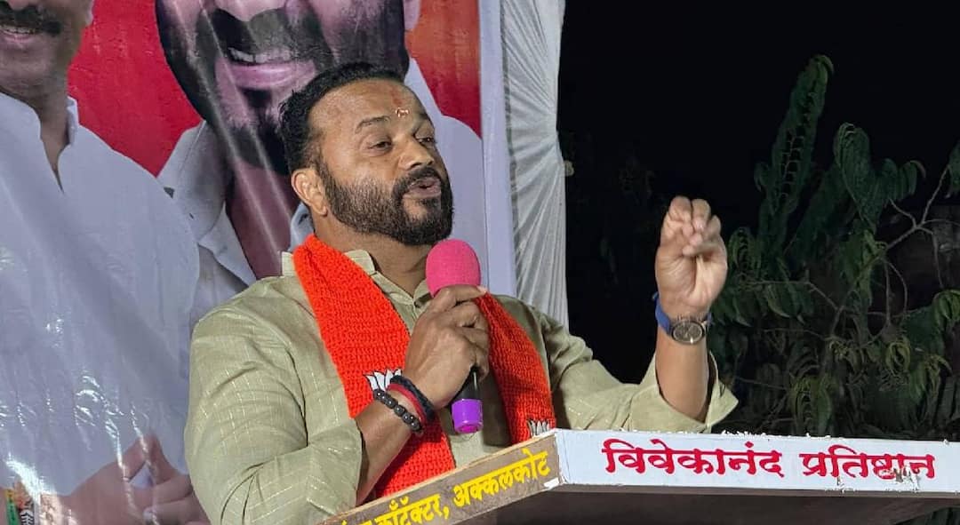 Jaykumar Gore slams on chandrakant patil ajit pawar in Karmala over Treasury fund Devendra Fadnavis Maharashtra Election marathi news Jaykumar Gore: कोण तिजोरी, तर कोणी तिजोरीच्या चाव्या आमच्याकडे आहे म्हणतंय, पण बँकच आमच्याकडे आहे; मंत्री जयकुमार गोरेंनी मित्र पक्षालाच डिवचलं