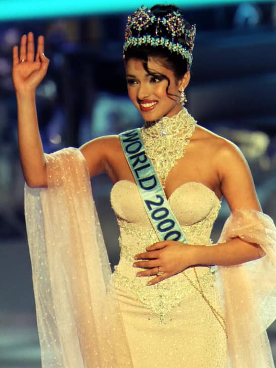 उनसे पूछा गया कि आपके लिए दुनिया की सबसे प्रेरणादायक जीवित महिला कौन हैं और क्यों. इस सवाल का जवाब देते हुए प्रियंका चोपड़ा ने जवाब दिया-मदर टेरेसा. उन्होंने कहा था कि वो बहुत सारे लोगों को एडमायर करती हैं. क्योंकि उन्होंने अपने दम पर बहुत कुछ हासिल किया. उन्होंने अपनी दयालुता के कारण इंडिया के लोगों के लिए बहुत कुछ किया है.