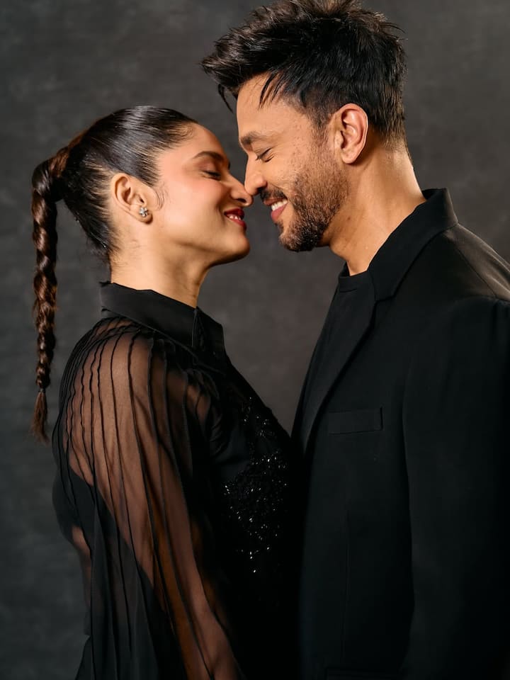 इस फोटो में दोनों एक-दूजे संग कोजी होते हुए नजर आए. कपल की केमिस्ट्री फैंस को खूब पसंद आ रही है. एक यूजर ने कपल की फोटो पर कमेंट करते हुए लिखा, ‘स्टनिंग कपल.’