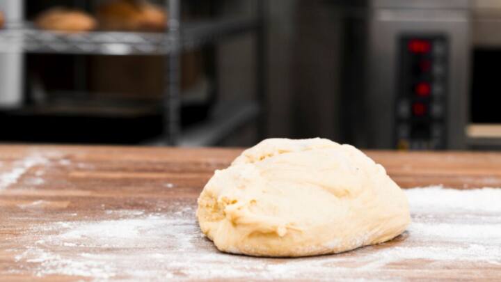 একবারে আটা মেখে ফ্রিজে রেখে দেন অনেকেই। সেই আটার তাল বের করেই পরদিন রুটি হয় বাড়িতে।