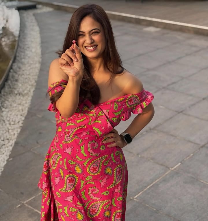 एक्ट्रेस का ये लुक काफी एलीगेंट और क्लासी लग रहा है. उन्होंने ड्रेस के साथ मिनिमल मेकअप और बालों को खुला छोड़ा है.