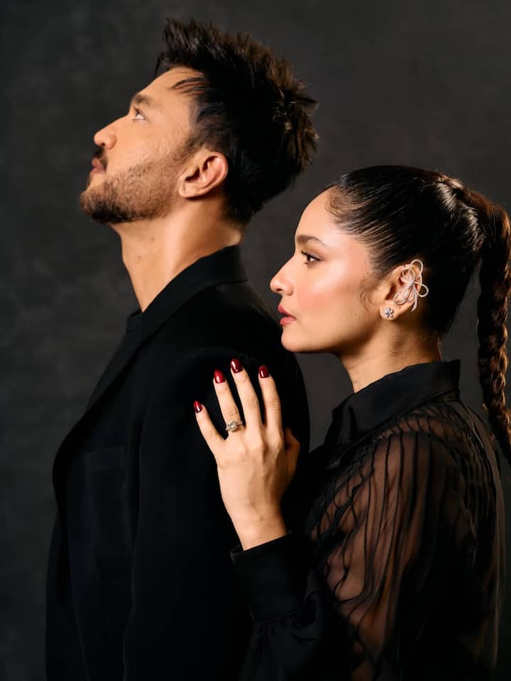 अब इस लुक की कई सारी तस्वीरें अंकिता लोखंडे ने अपने इंस्टाग्राम अकाउंट पर शेयर की हैं. जिसमें वो विक्की संग कोजी होती दिखी.