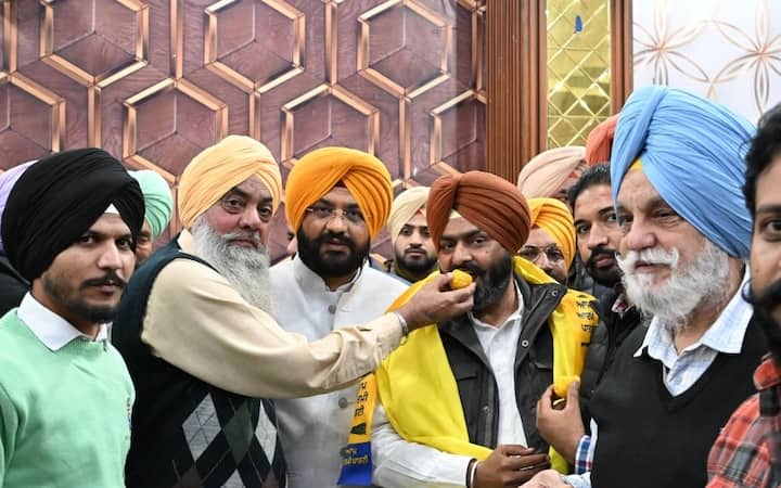 ਪਾਰਟੀ ਵਿੱਚ ਸ਼ਾਮਲ ਹੋਏ ਗੁਰਦੀਪ ਸਿੰਘ ਨੀਤੂ ਨੇ ਕਿਹਾ ਕਿ ਪੰਜਾਬ ਸਰਕਾਰ ਅਤੇ ਮੁੱਖ ਮੰਤਰੀ ਭਗਵੰਤ ਮਾਨ ਦੀਆਂ ਨੀਤੀਆਂ ਦੇ ਮੱਦੇਨਜ਼ਰ, ਉਨ੍ਹਾਂ ਨੇ ਅੱਜ ਆਮ ਆਦਮੀ ਪਾਰਟੀ ਵਿੱਚ ਸ਼ਾਮਲ ਹੋਣ ਦਾ ਫੈਸਲਾ ਕੀਤਾ ਹੈ ਅਤੇ ਪਾਰਟੀ ਦਾ ਹਰ ਤਰ੍ਹਾਂ ਨਾਲ ਸਮਰਥਨ ਕਰਨਗੇ।